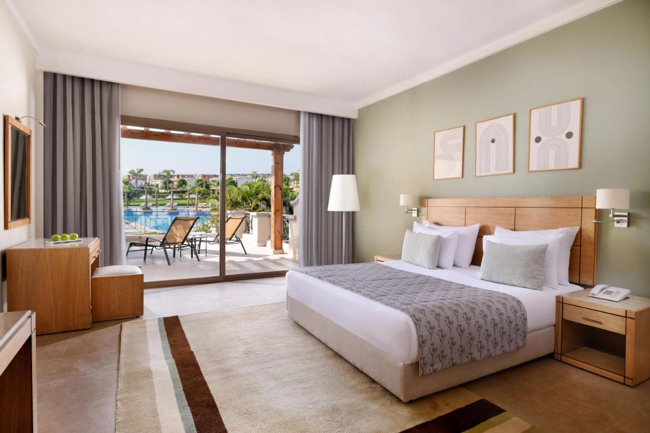 Jaz Little Venice Golf Resort Ain Sukhna Exterior foto A bedroom at the Hilton Sharm El Sheikh Resort