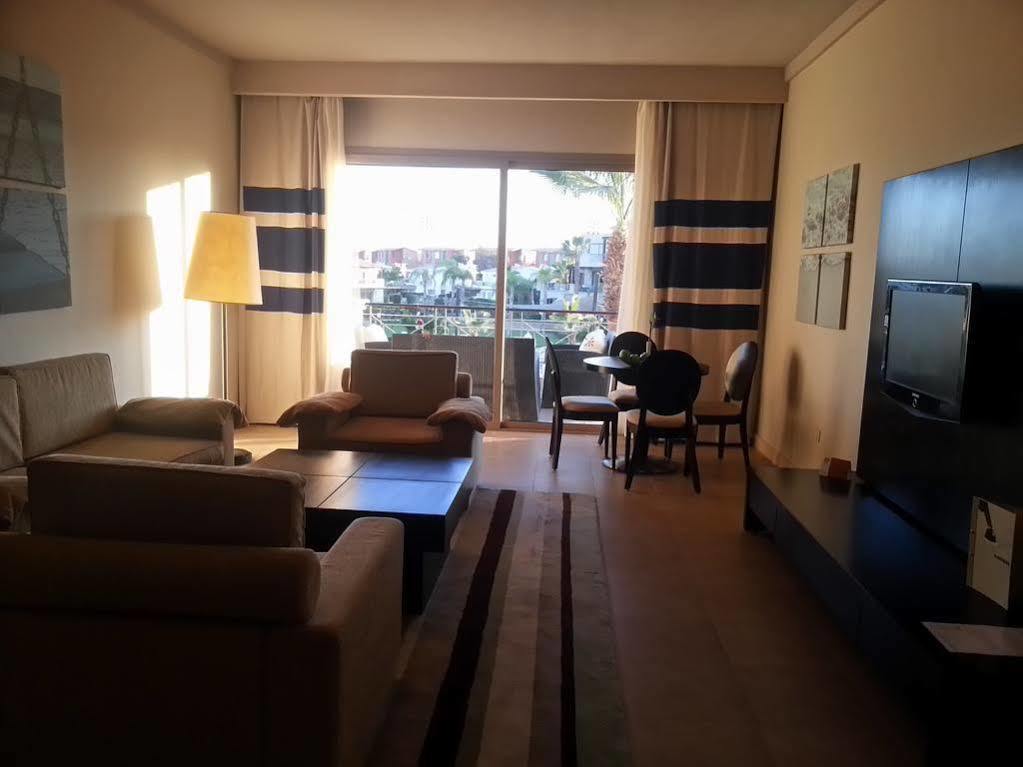 Jaz Little Venice Golf Resort Ain Sukhna Exterior foto A living room at the Hilton Sharm El Sheikh Resort